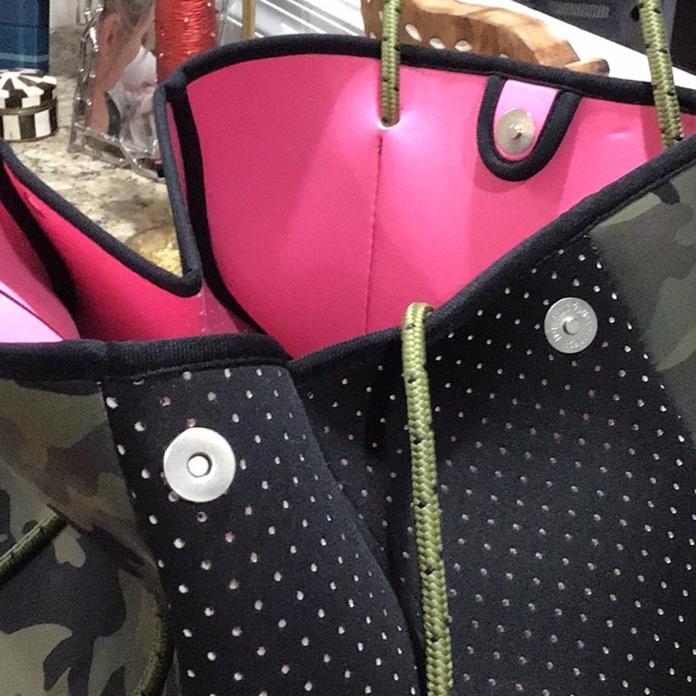 NWOT Bubble Gum Pink Stripe Camo Neoprene Bag military - Picture 5 of 7